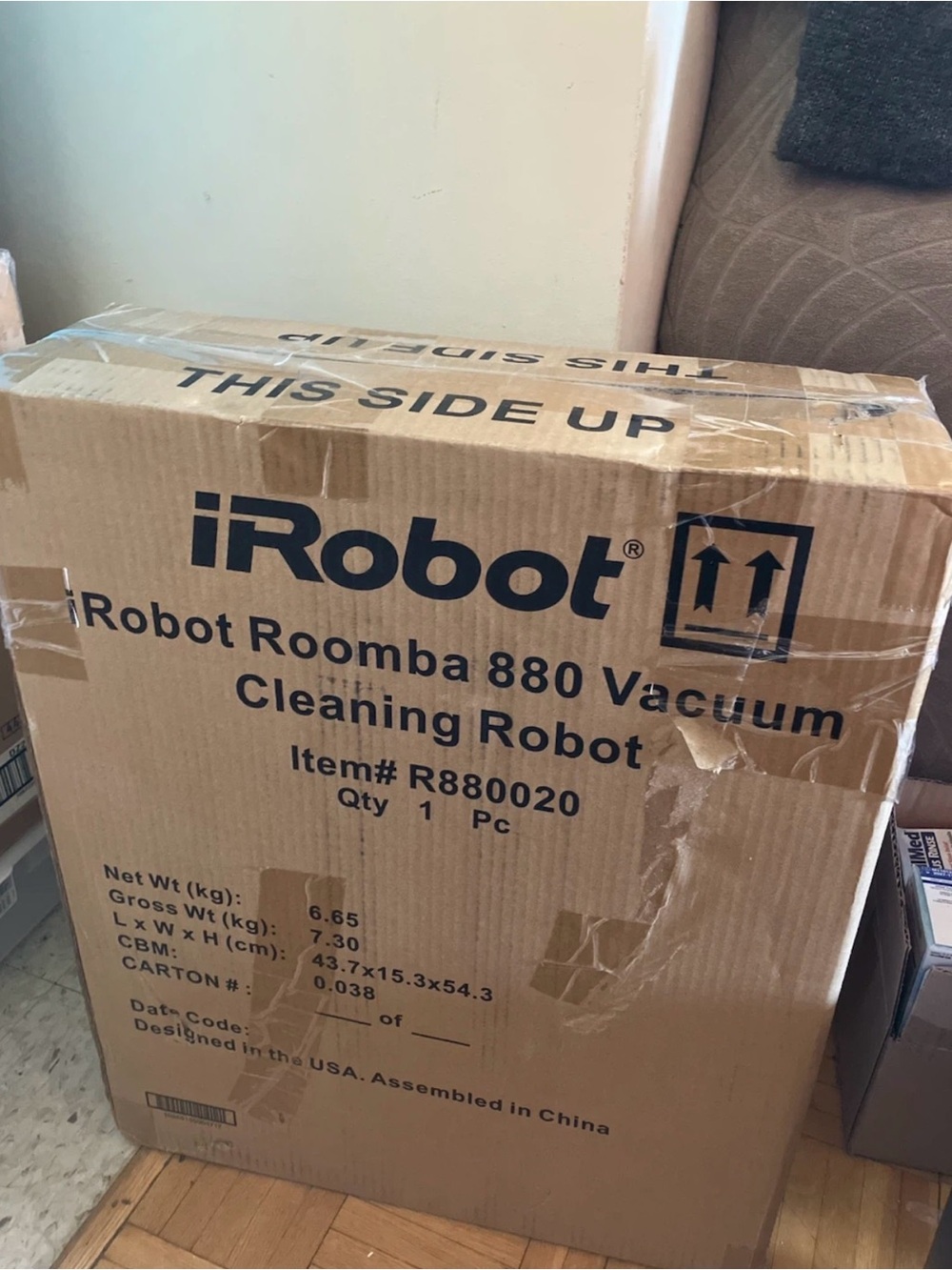 Roomba 880 Robot Vacuum - Brown Cardboard Packaging